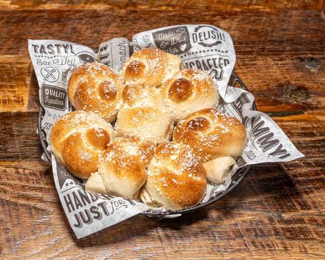 Basket Garlic Knots (8).